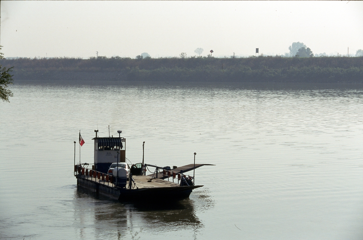 Traghetto sul fiume (foto storica) - Samaritani