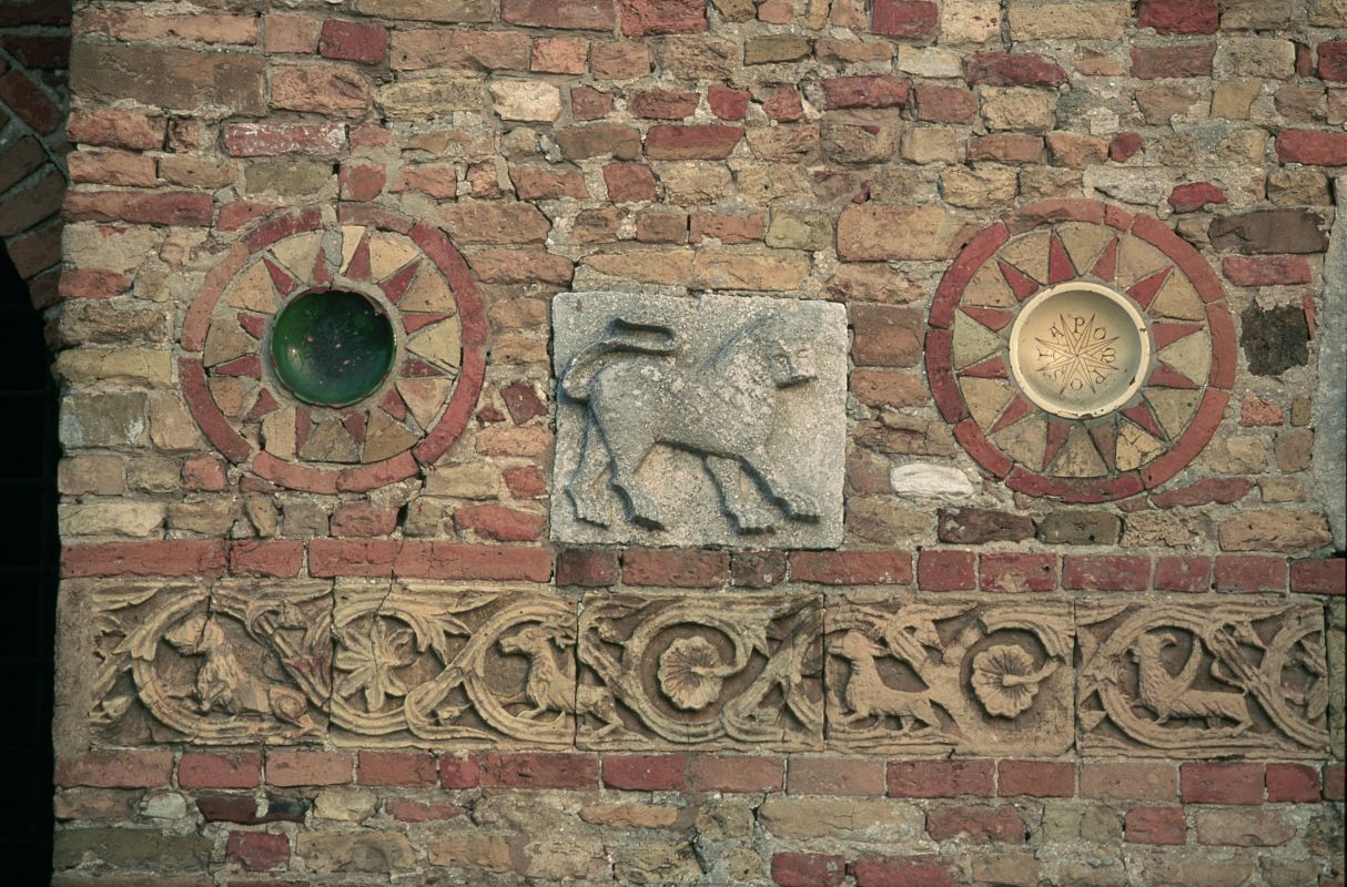 Abbazia di Pomposa. Decorazioni marmoree della facciata - Samaritani
