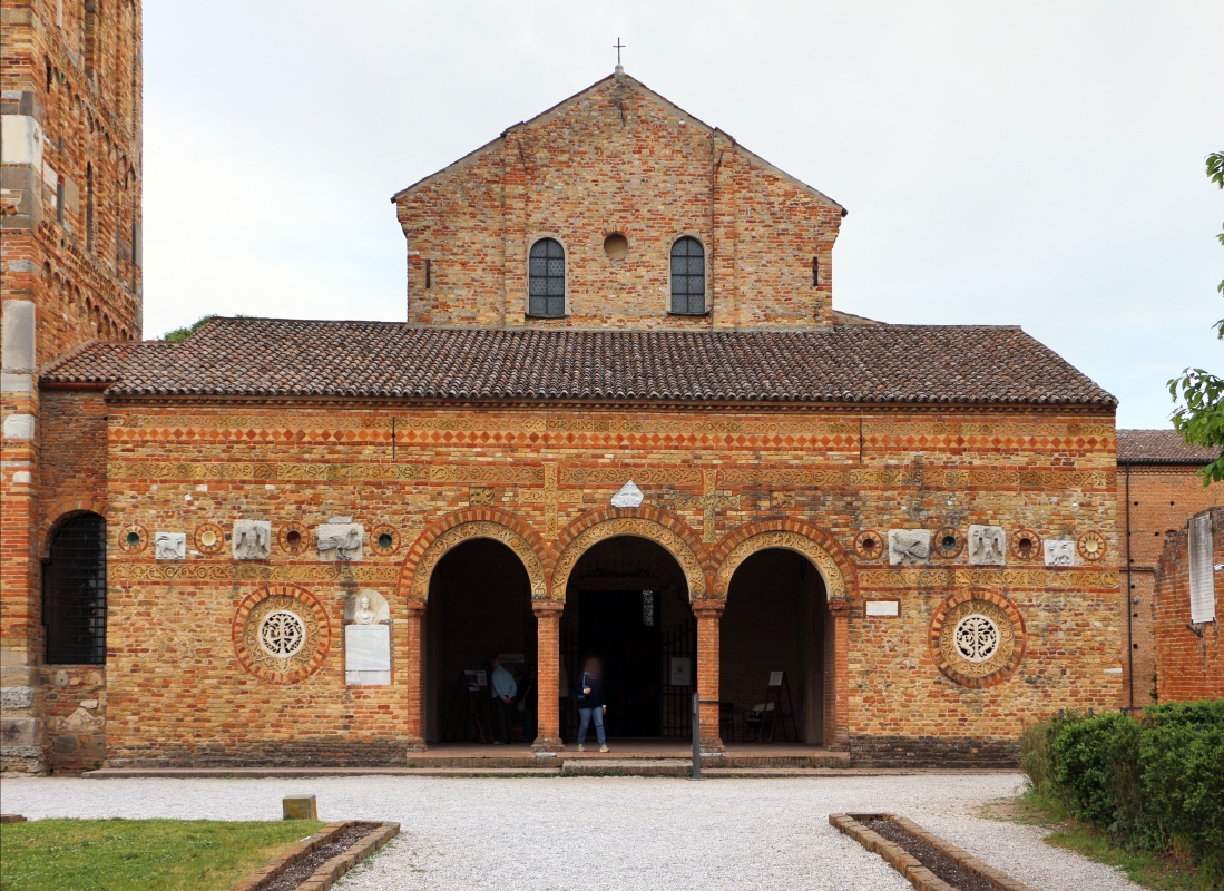Pomposa, abbazia, atrio di mazulo del 1000-1050 ca. 01 - Sailko