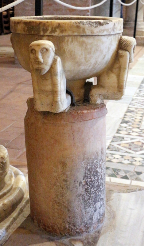 Pomposa, abbazia, interno, acquasantiera romanica del xii secolo 01 - Sailko