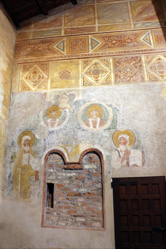 Pomposa, abbazia, interno, profeti e pontefici dell'XI secolo sotto gli affreschi trecenteschi 01 - Sailko