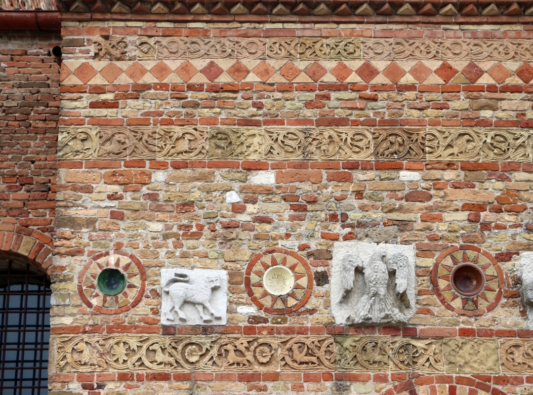 Pomposa, abbazia, atrio di mazulo del 1000-1050 ca., decori in cotto e in marmo 01 - Sailko