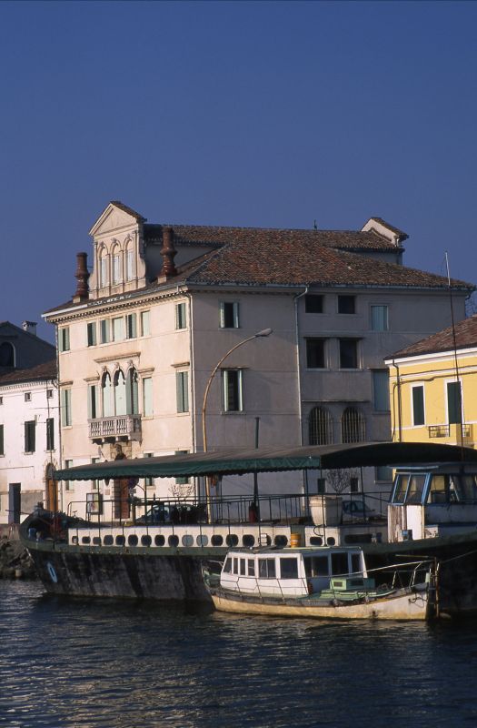 Riviera Cavallotti, Palazzo del Vescovo - zappaterra