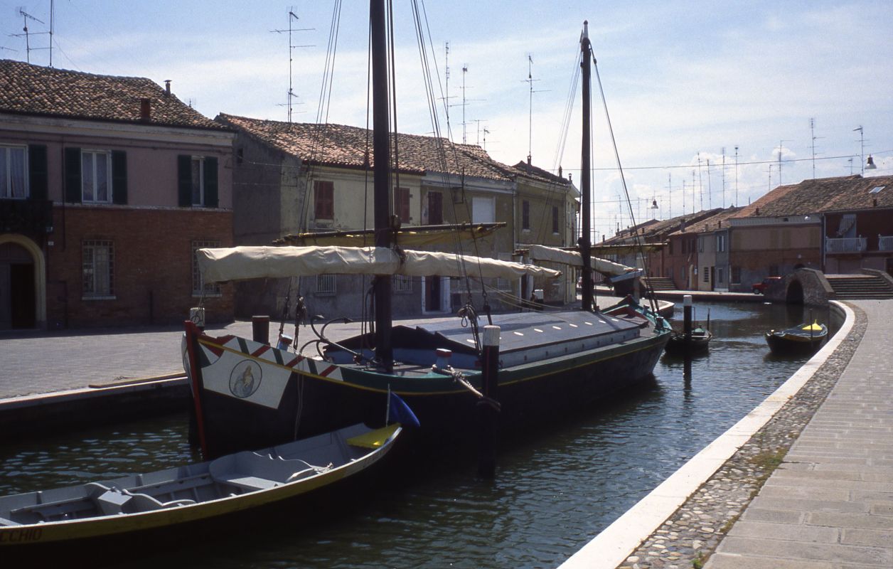 canale con barca a vela - zappaterra