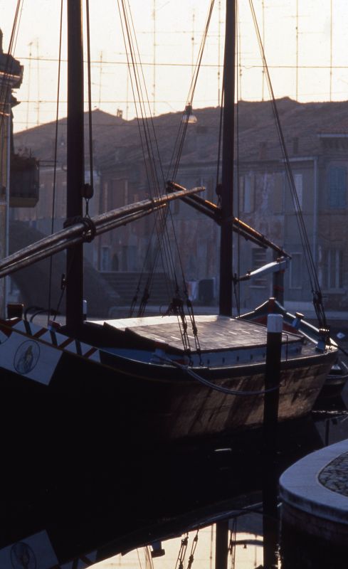 canale con barca a vela - zappaterra