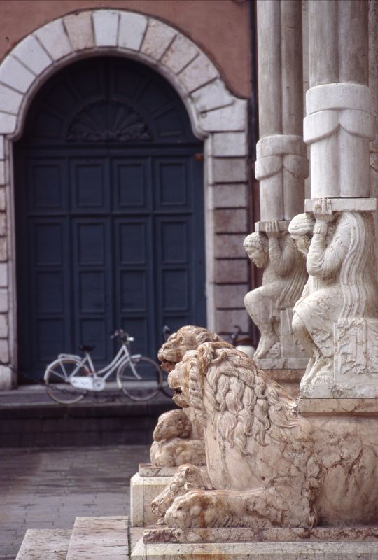 cattedrale, particolare del protiro - zappaterra