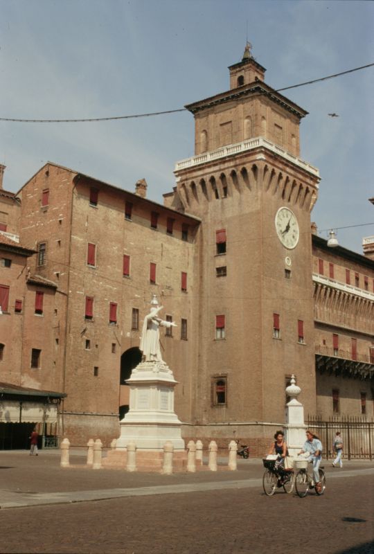 Castello Estense visto da piazza Savonarola - Samaritani