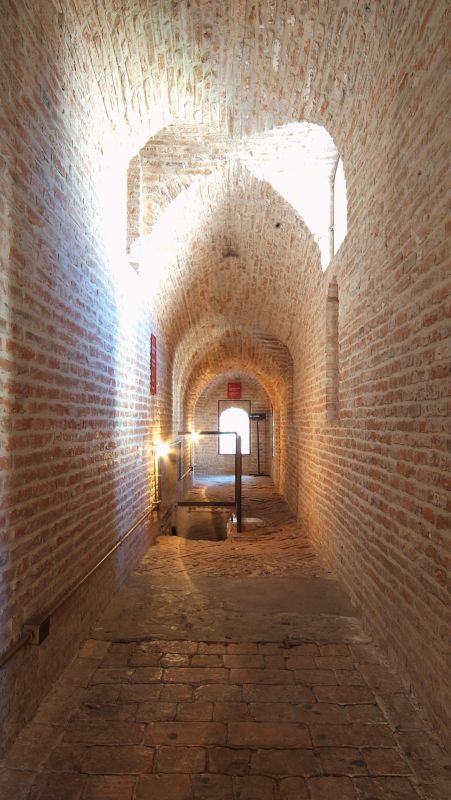 Castello Estense. Corridoio con ingresso prigioni - baraldi