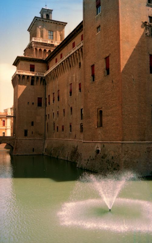 Castello Estense con fontana - vincenzi
