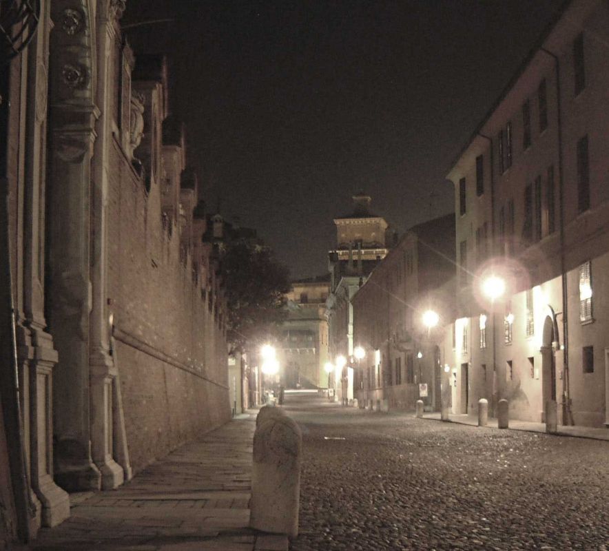 veduta notturna di Corso Ercole I d'Este - corbelli