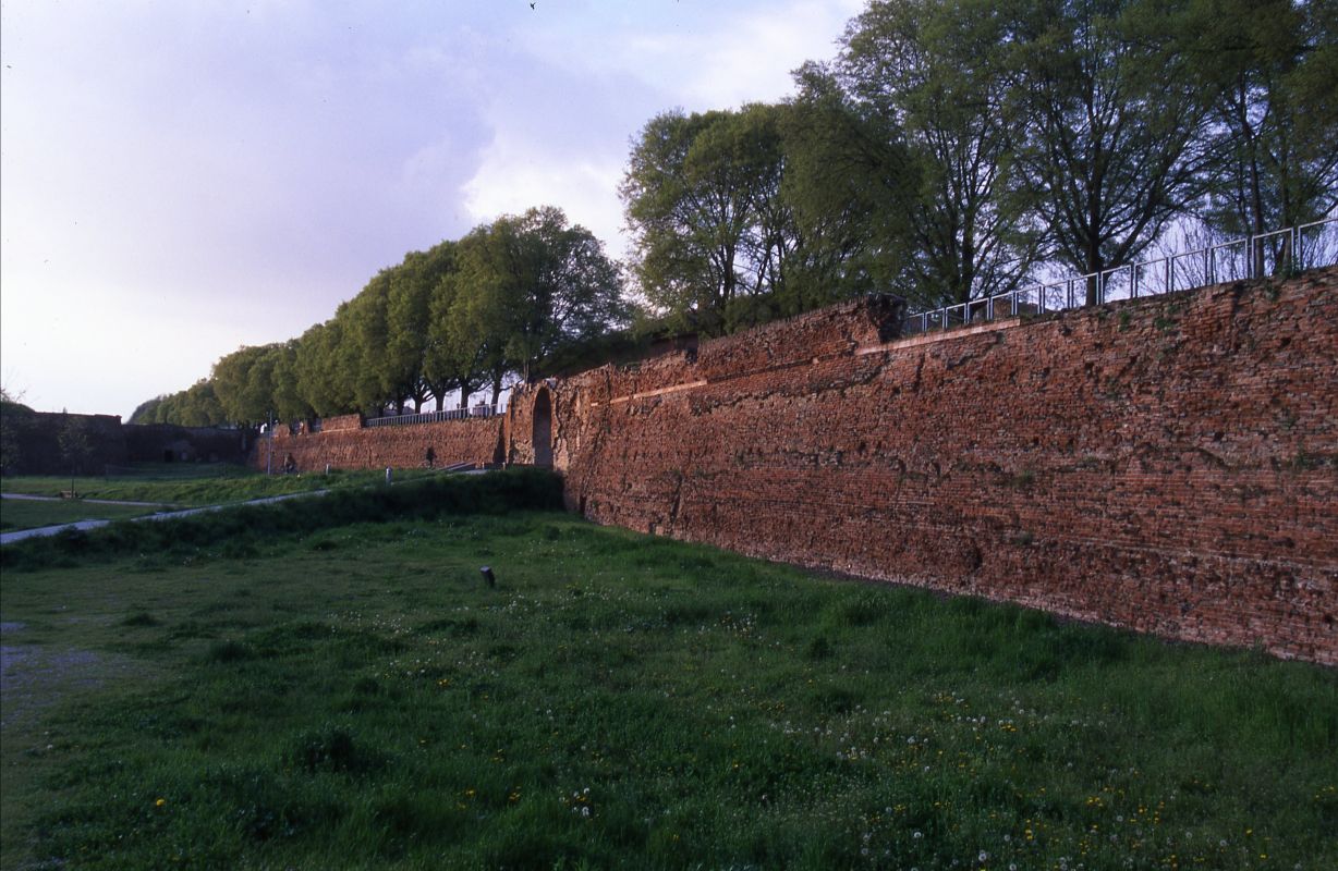 le mura cinquecentesche con porta San Pietro - zappaterra