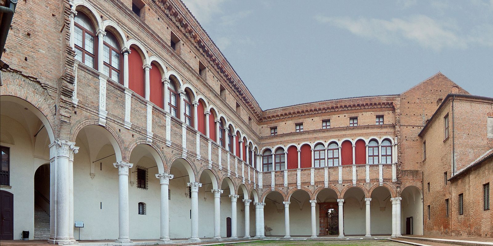 Palazzo costabili, Museo Archeologico, cortile interno - Massimo Baraldi