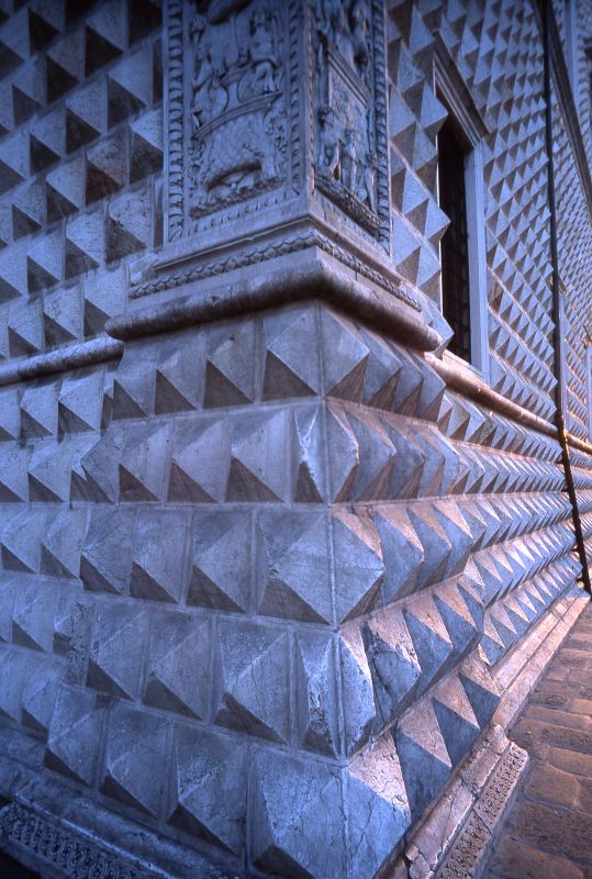 Palazzo dei Diamanti, particolare del bugnato - zappaterra