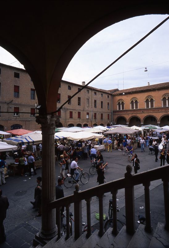Piazza Municicpale con mercato - zappaterra
