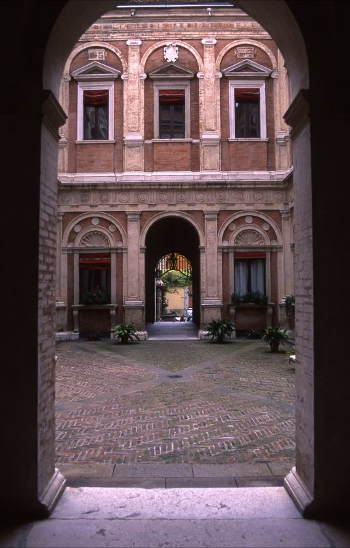 Palazzo Naselli Crispi, cortile d'onore - zappaterra