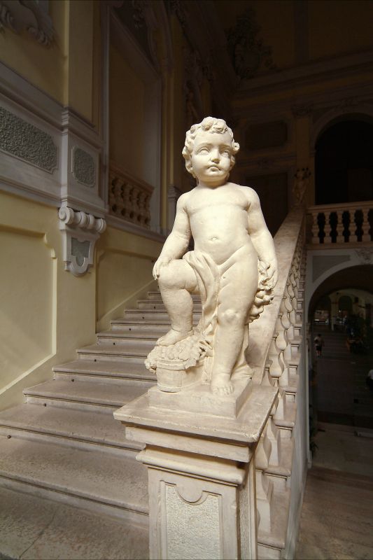 Palazzo di Renata di Francia. Interno con putto in marmo - Baraldi