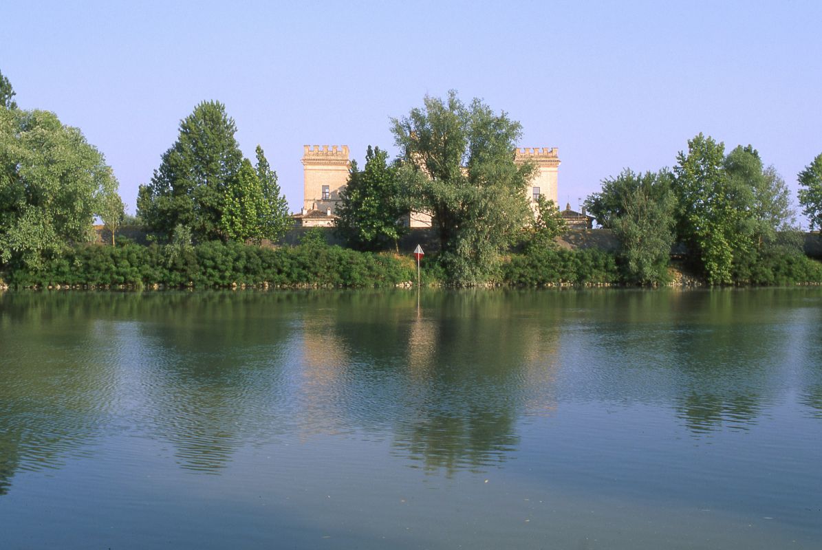 castello estense visto dal fiume - zappaterra