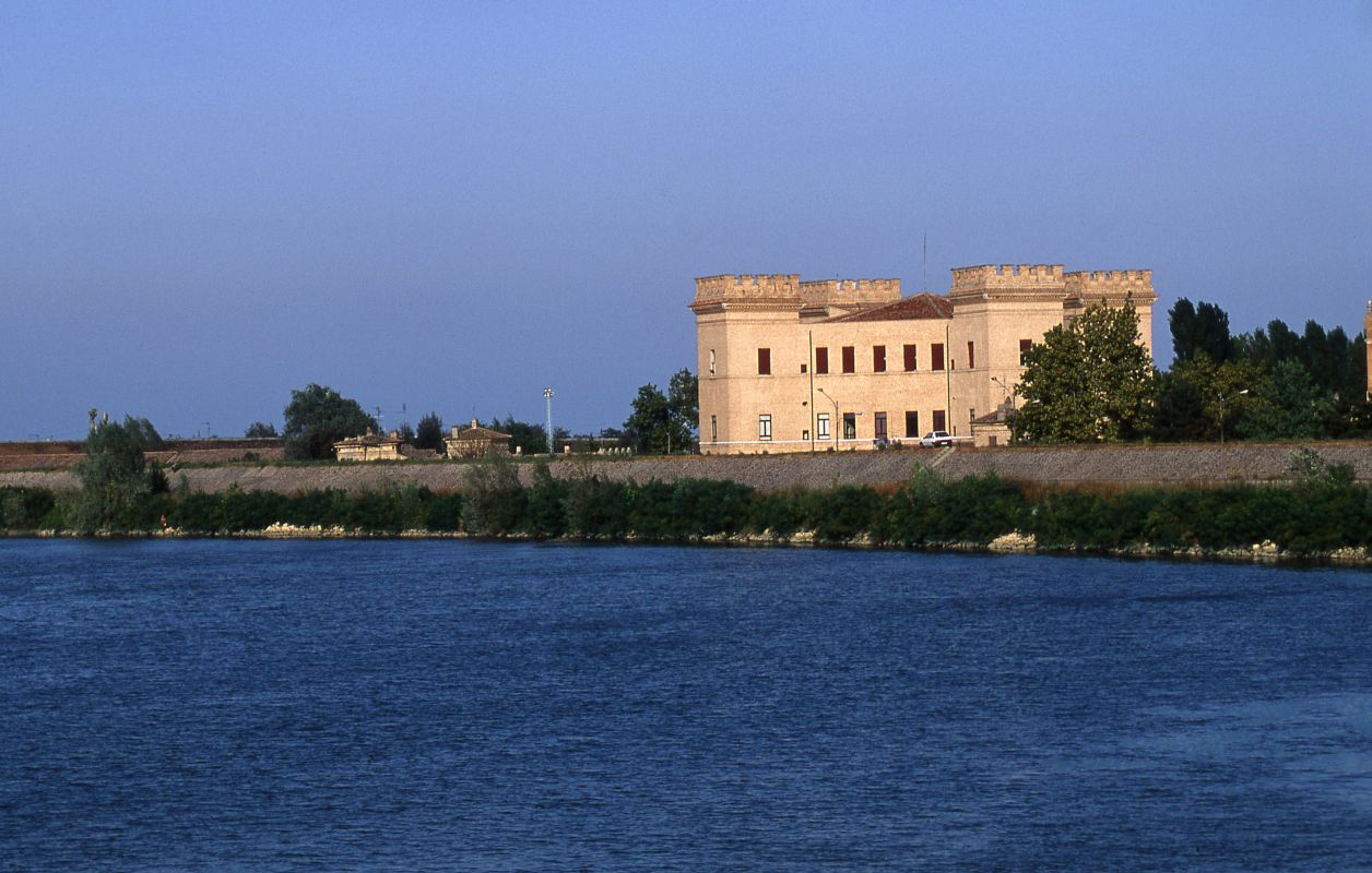 Castello Estense visto dal fiume - samaritani