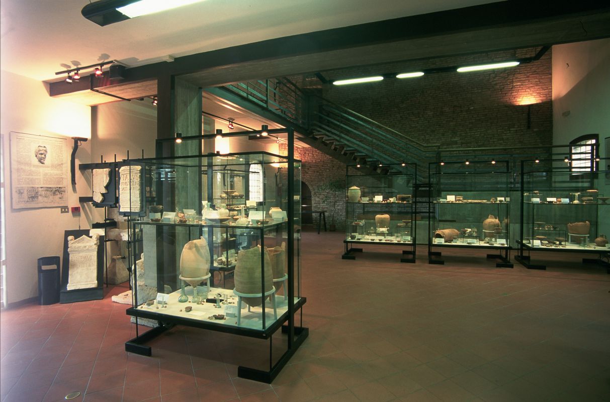 Museo Civico del Belriguardo. Vetrine espositive - Samaritani