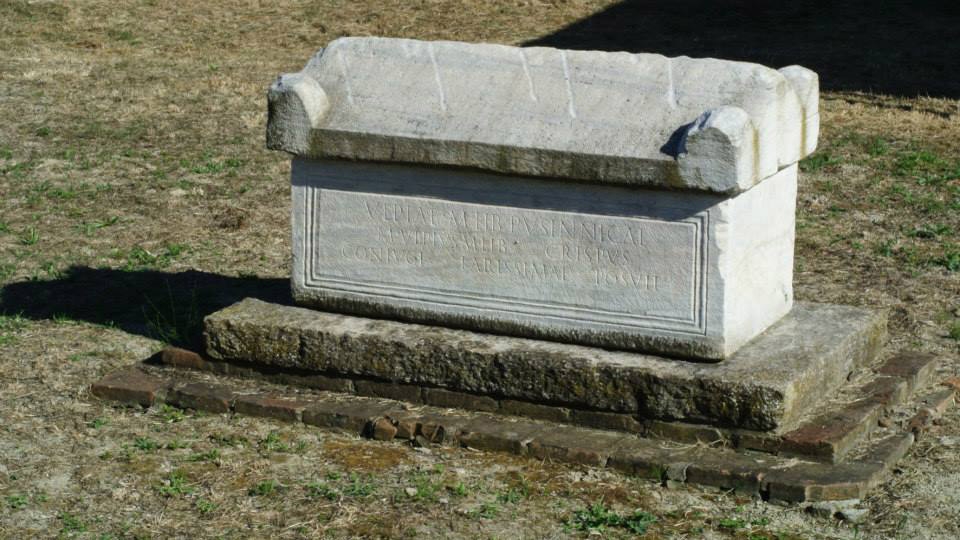 Il sarcofago della necropoli - PAOLO BENETTI