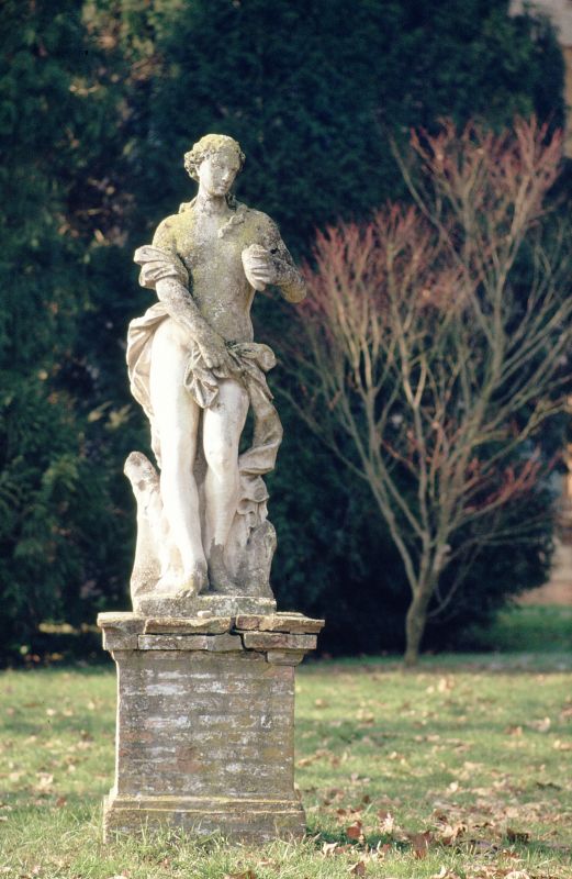 Villa Massari. Statua nel giardino - Samaritani