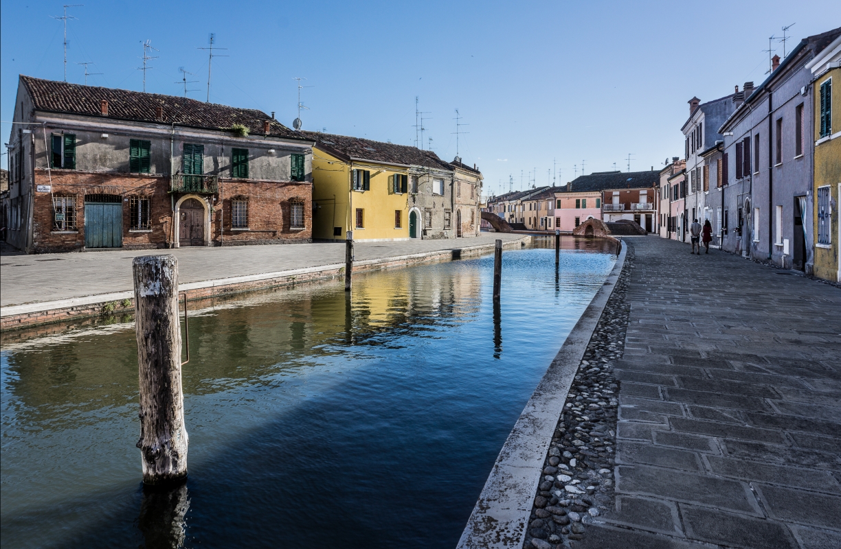 Centro storico di Comacchio con Ponte dei Sisti e Ponte San Pietro - Vanni Lazzari
