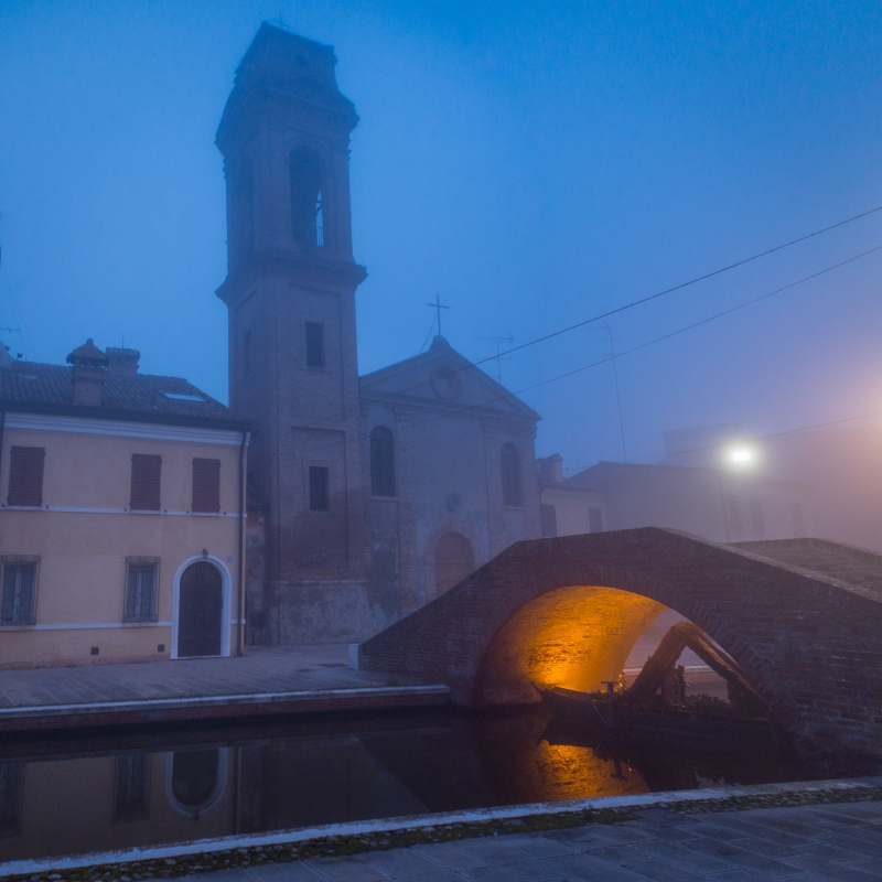Chiesa e ponte del Carmine in ora blu nebbiosa - Vanni Lazzari