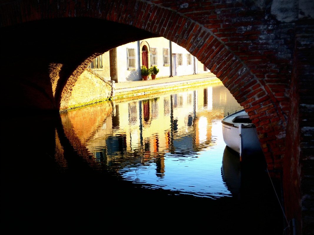 Sbirciando sotto un ponte di Comacchio - MARZIABEN