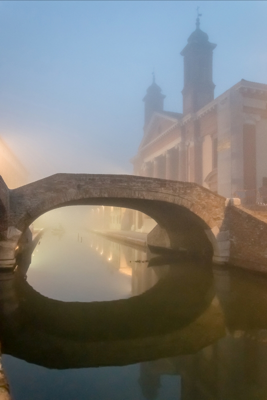 Suggestivo Ponte degli Sbirri nella nebbia - Vanni Lazzari