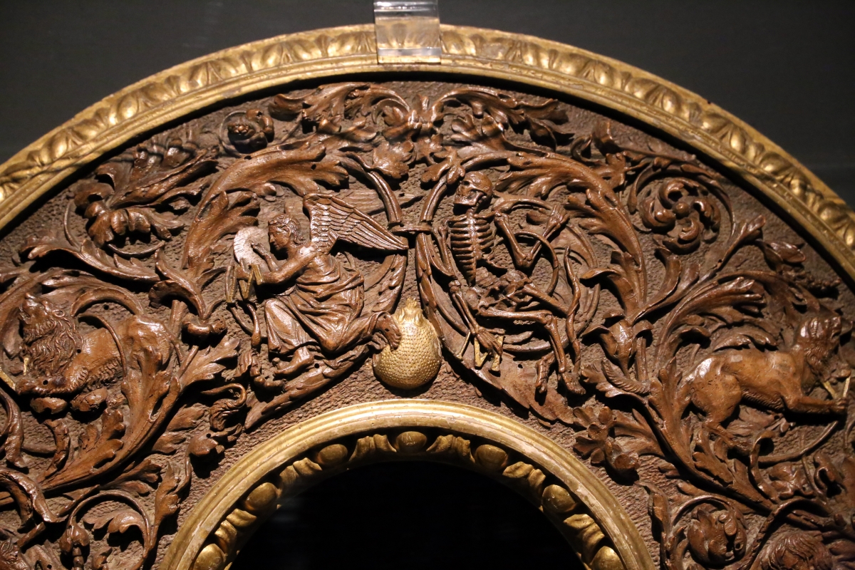 Intagliatore attivo a ferrara, cornice per specchio, 1505-10 ca. (v&amp;a) 02 angelo e scheletro - Sailko