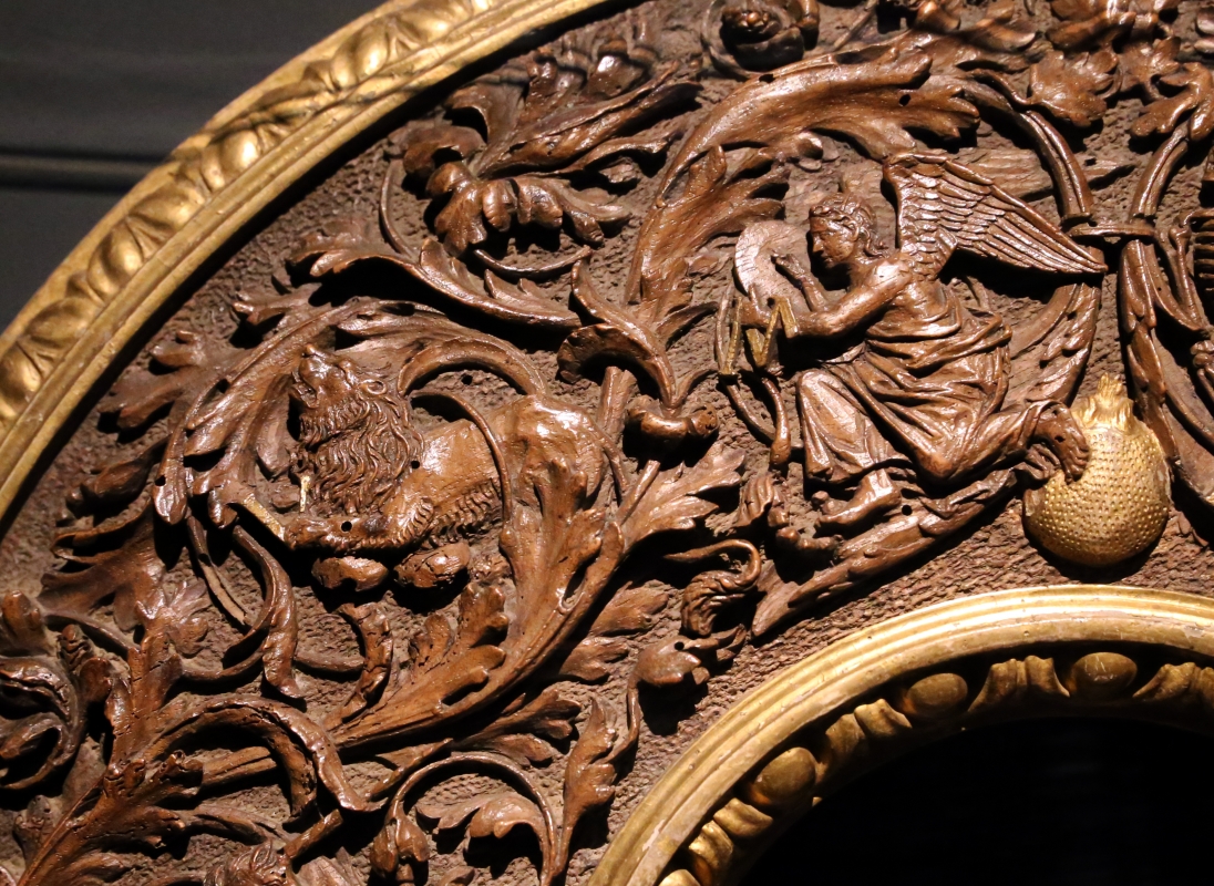 Intagliatore attivo a ferrara, cornice per specchio, 1505-10 ca. (v&amp;a) 03 angelo e leone - Sailko