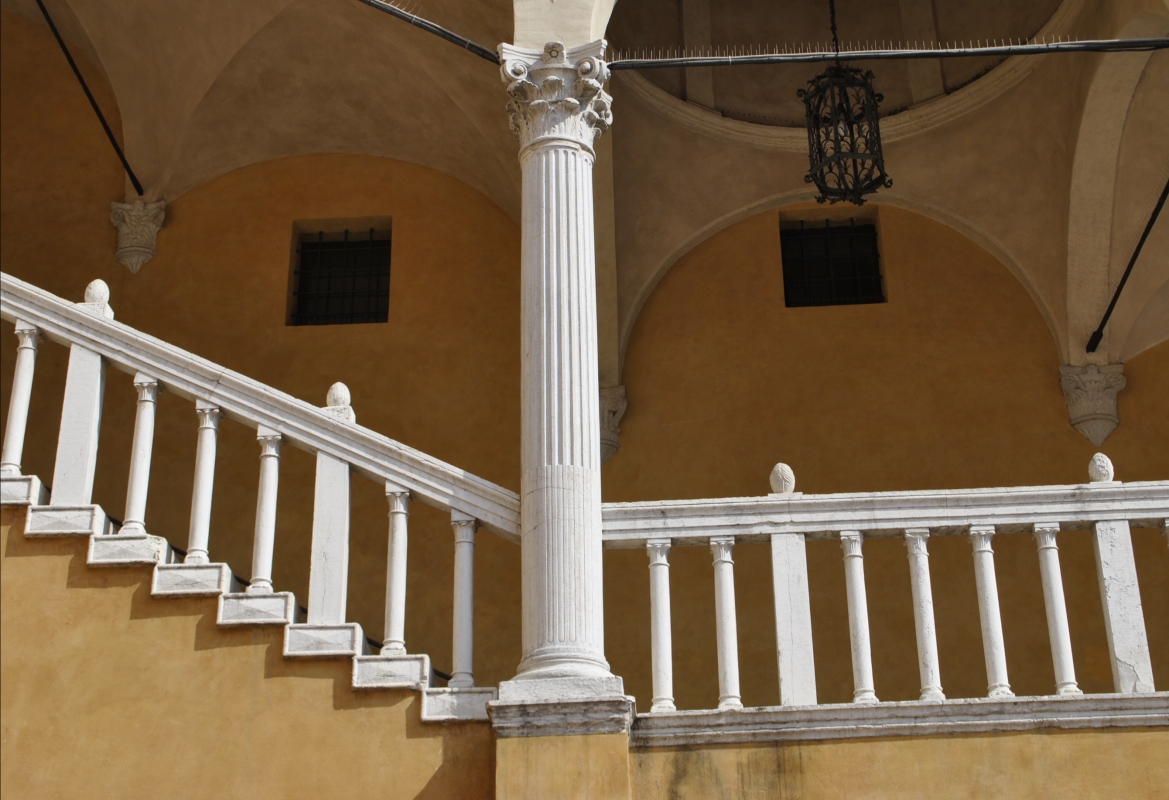 Palazzo Municipale (Ferrara) - Scalone d'onore - colonna - Nicola Quirico