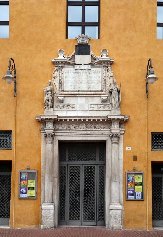 Ferrara, palazzo comunale, portale dell'ex-cappella di corte, 1476 - Sailko