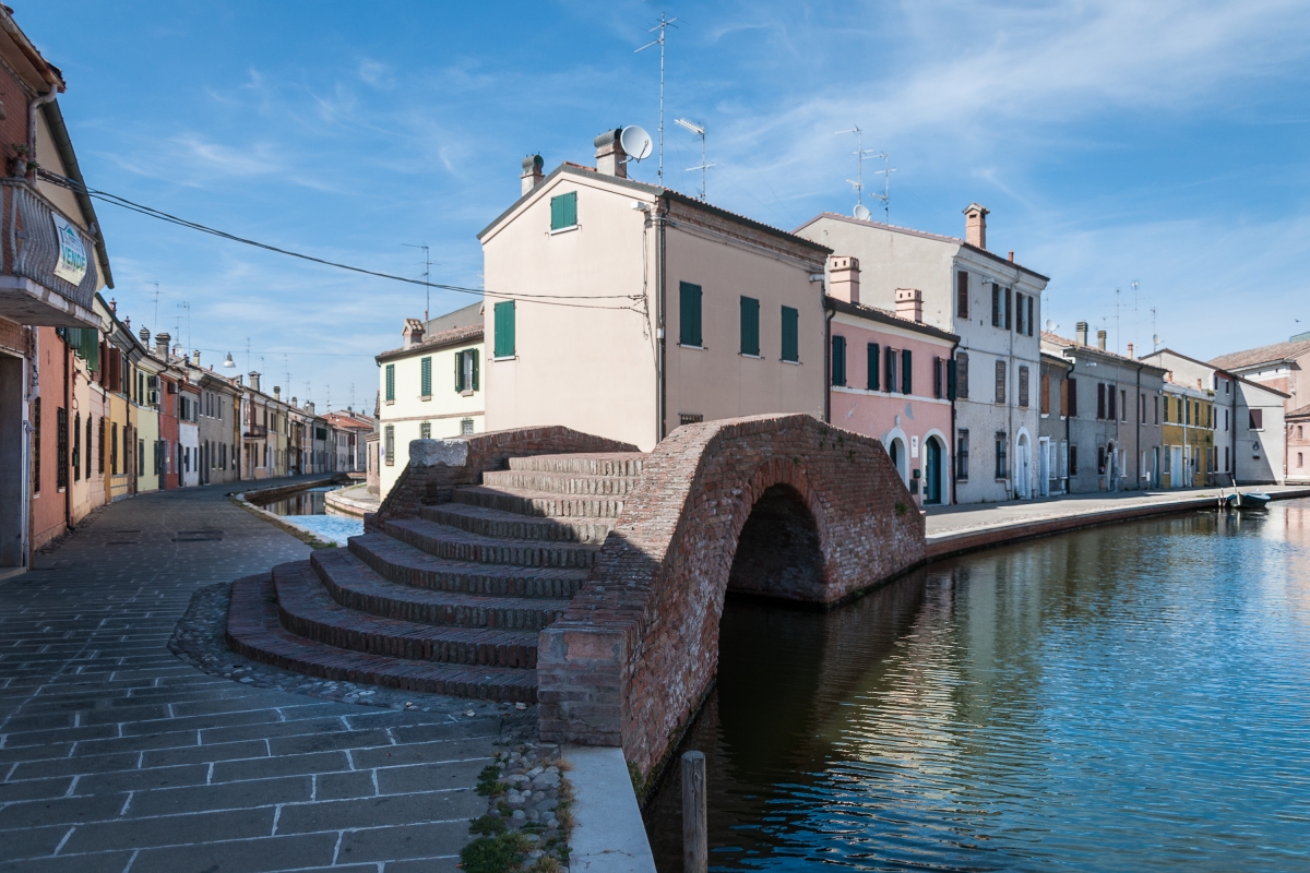 Ponte dei Sisti nel centro storico di Comacchio - Vanni Lazzari