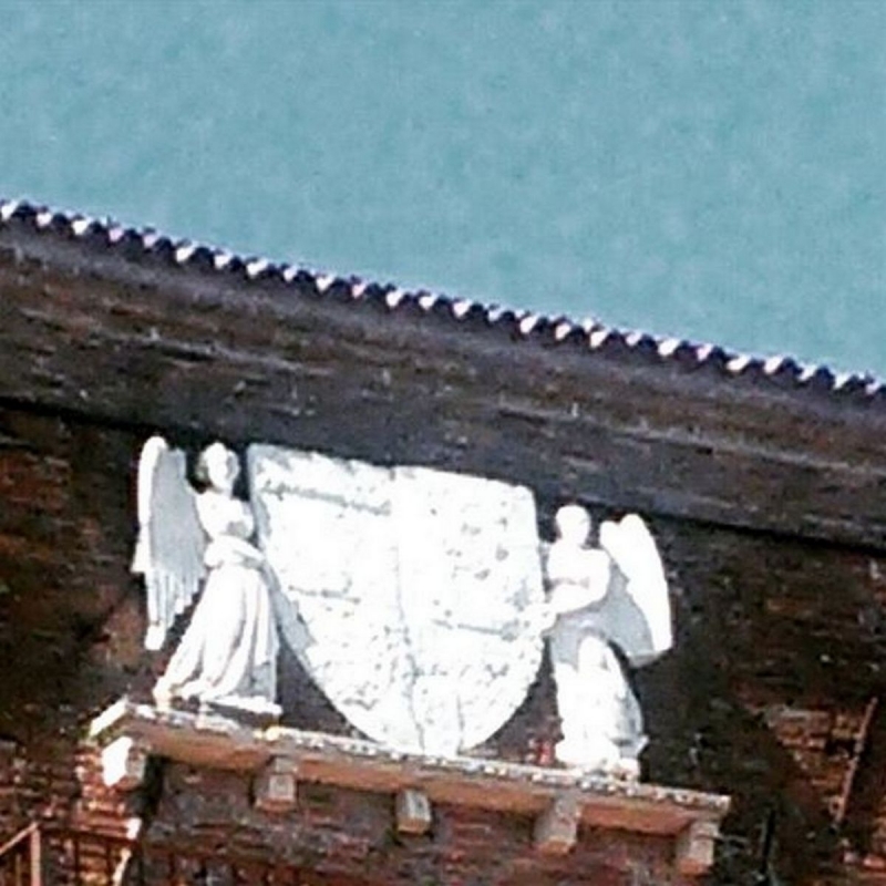 porta stemma sulla facciata del torrione d'ingresso - Alessandro Boninsegna