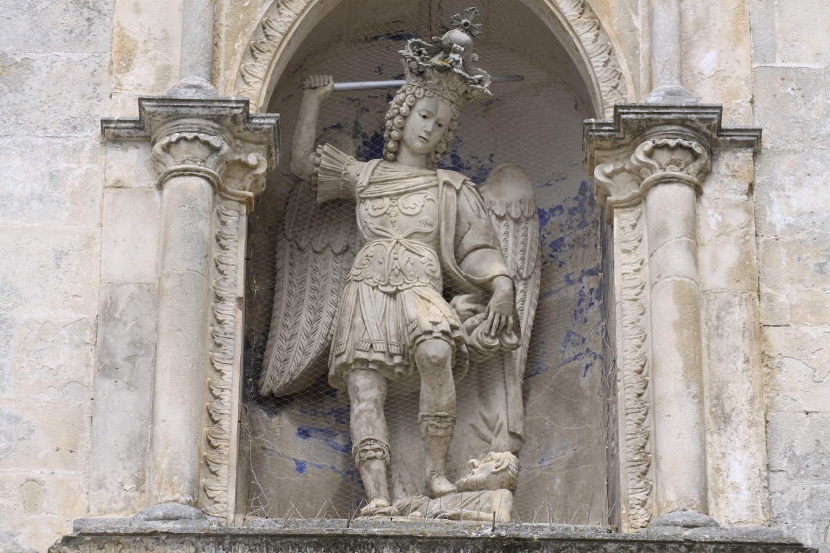 Statua di San Michele Arcangelo sulla facciata del Santuario a lui dedicato - Simone Antonazzo / ENIT SpA
