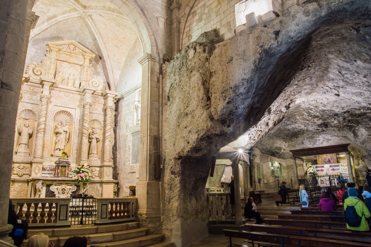 Santuario di San Michele Arcangelo, altare del Santissimo Sacramento - ENIT SpA
