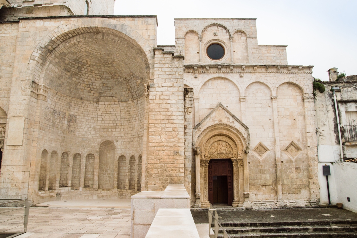 Battistero di San Giovanni in Tumba, esterno con la chiesa di San Pietro - ENIT SpA