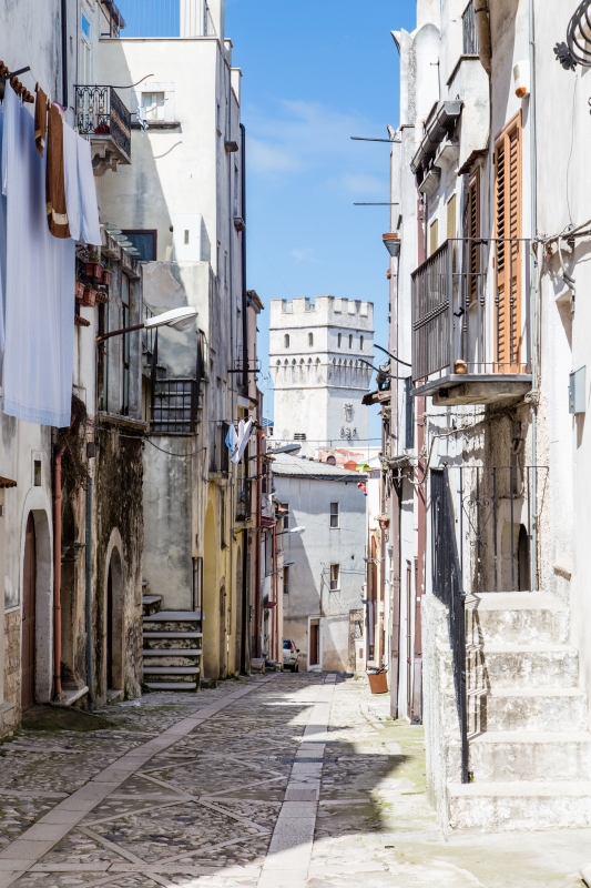 A small street in Vico del Gargano; in the background, the corner tower of the Palazzo Della Bella - Simone Antonazzo / ENIT SpA