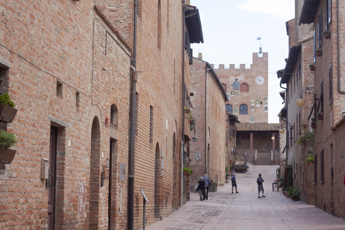 La via Giovanni Boccaccio con il Palazzo Pretorio al fondo della strada - Simone Antonazzo / ENIT SpA