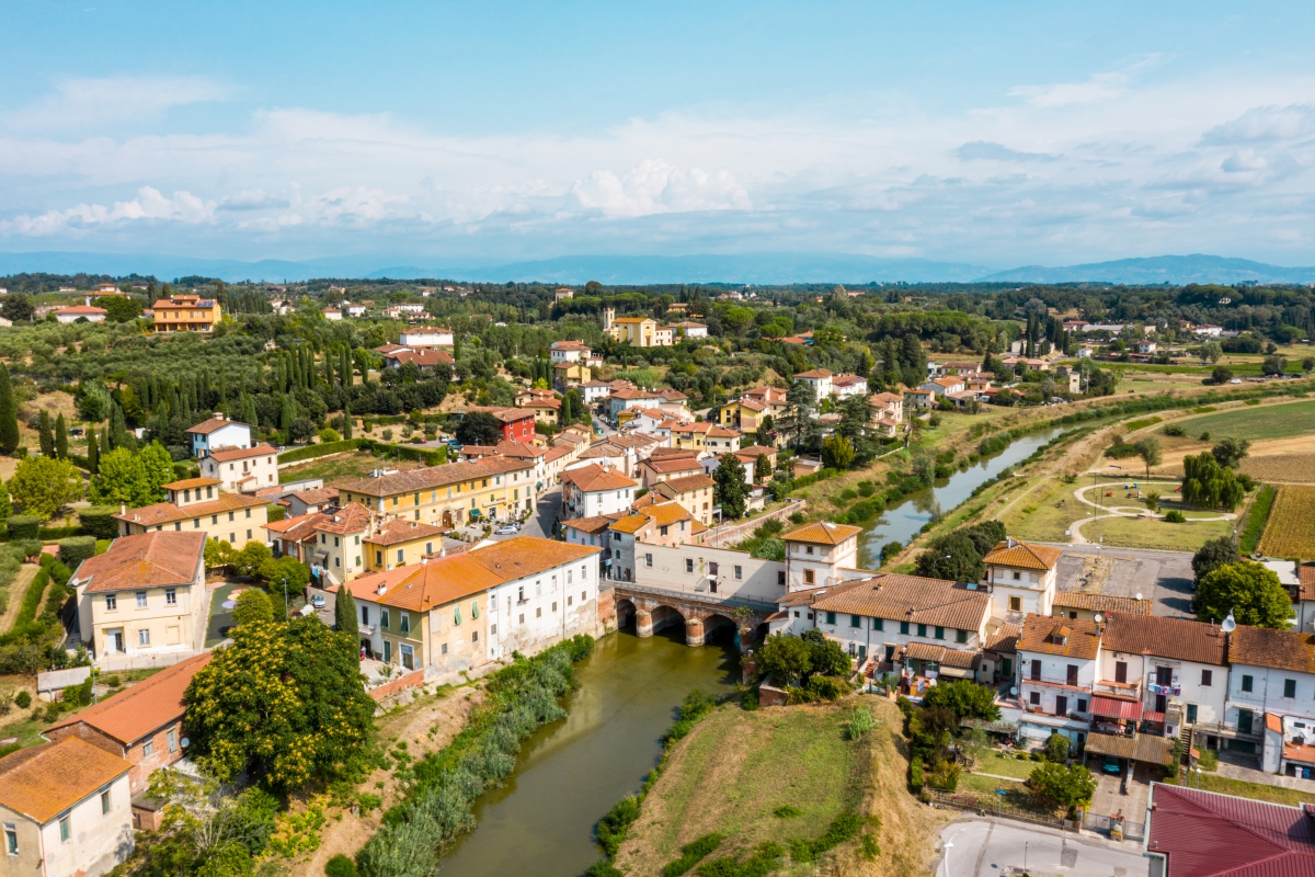 Vista aerea di Ponte a Cappiano con il ponte mediceo sul canale Usciana - ENIT SpA