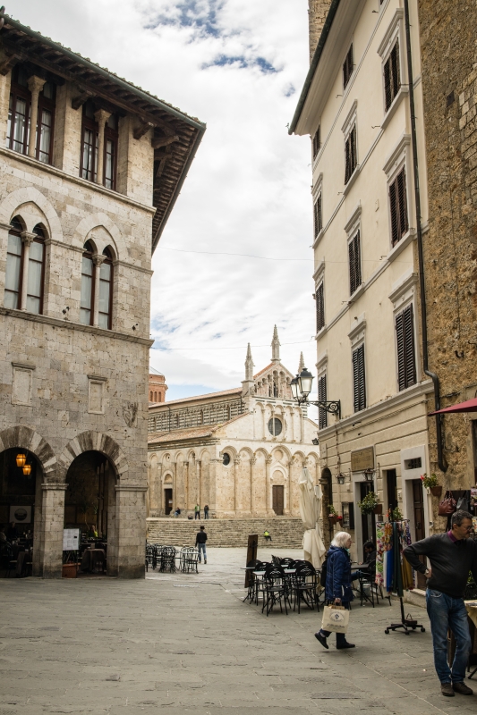 Massa Marittima, la Cattedrale di San Cerbone vista da via della Libertà - ENIT SpA