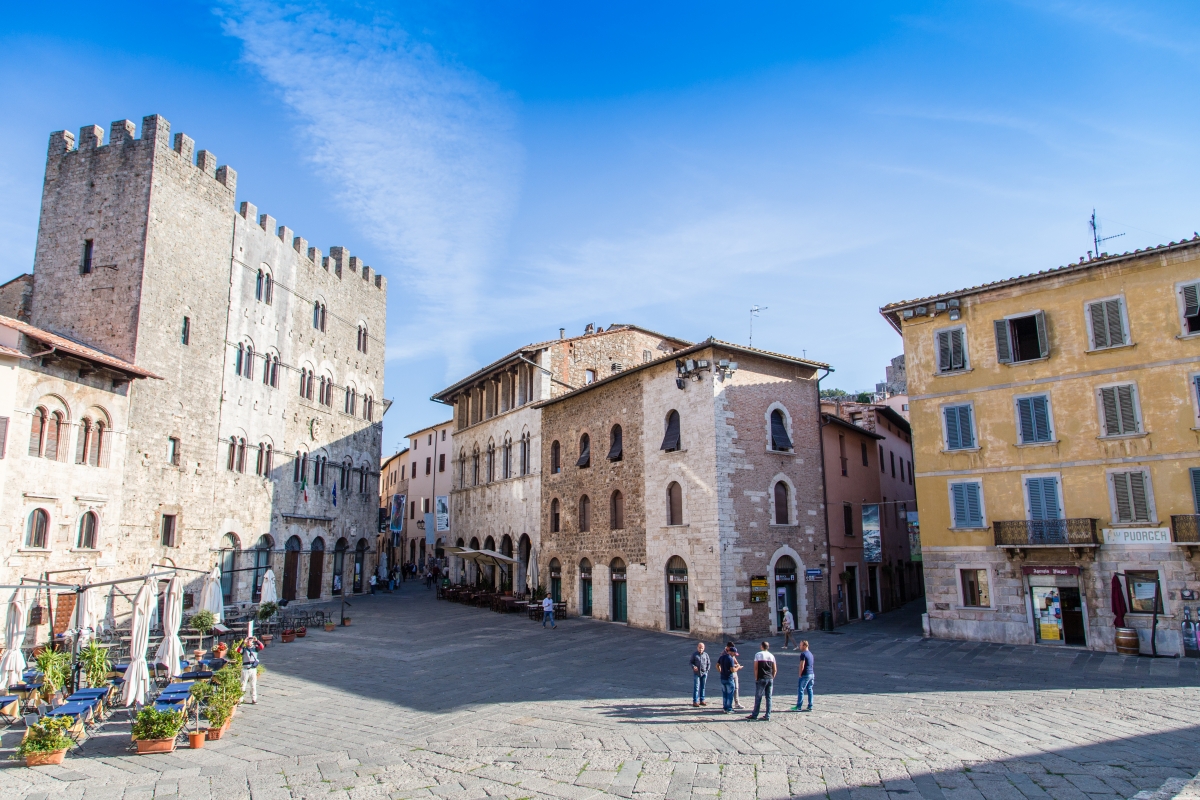 Piazza Garibaldi a Massa Marittima, a sinistra il Palazzo del Comune - Simone Antonazzo / ENIT SpA