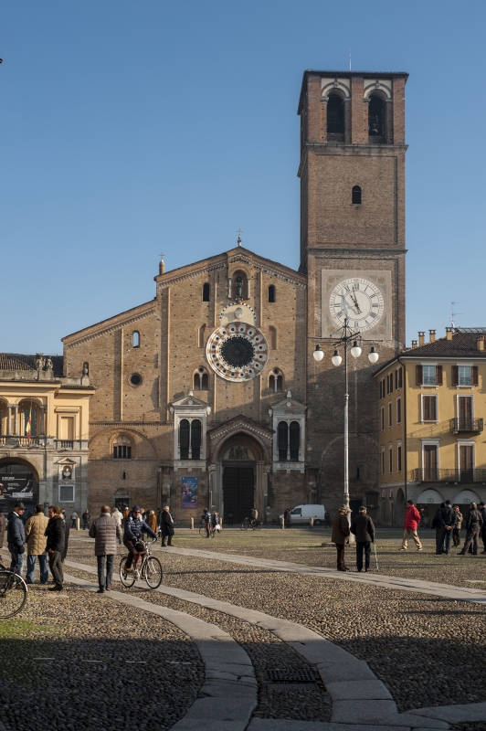 Lodi Cathedral and piazza della Vittoria - inLombardia