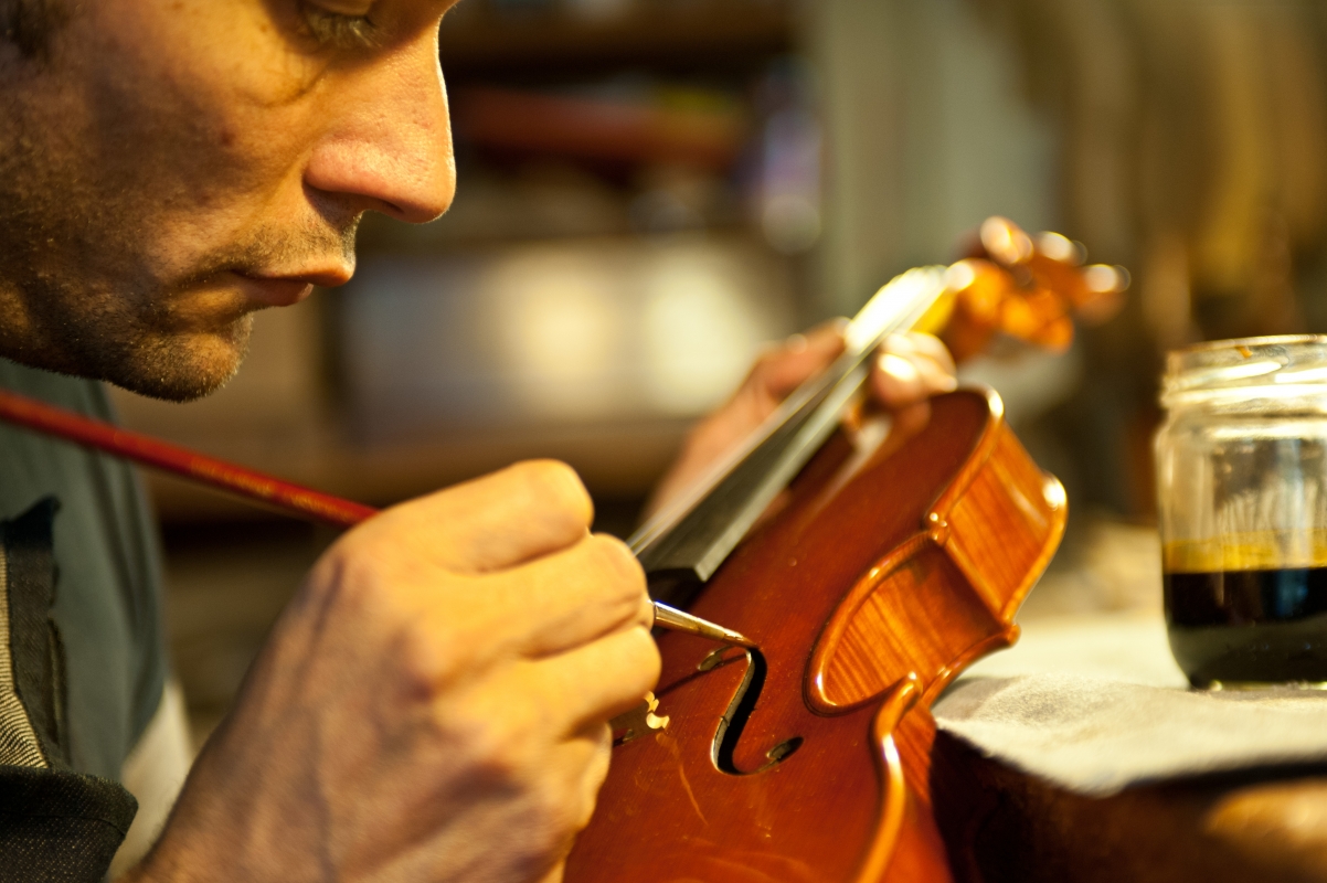 Cremona - luthier at work - inLombardia