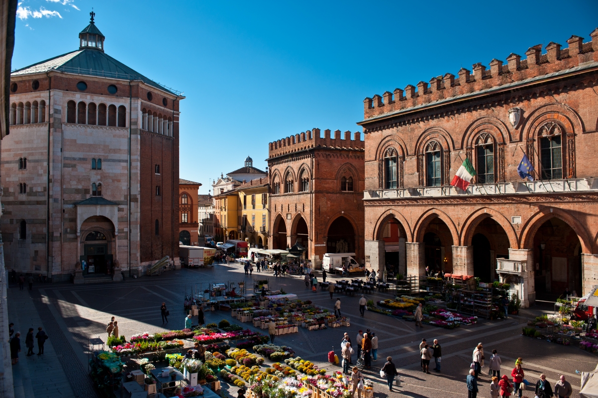 Cremona - Piazza del Comune con Battistero, Loggia dei Militi e Palazzo del Comune - inLombardia