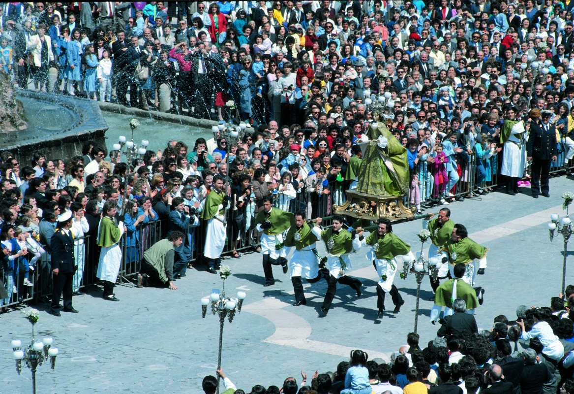 La Madonna che scappa (Easter ceremony) - Regione Abruzzo