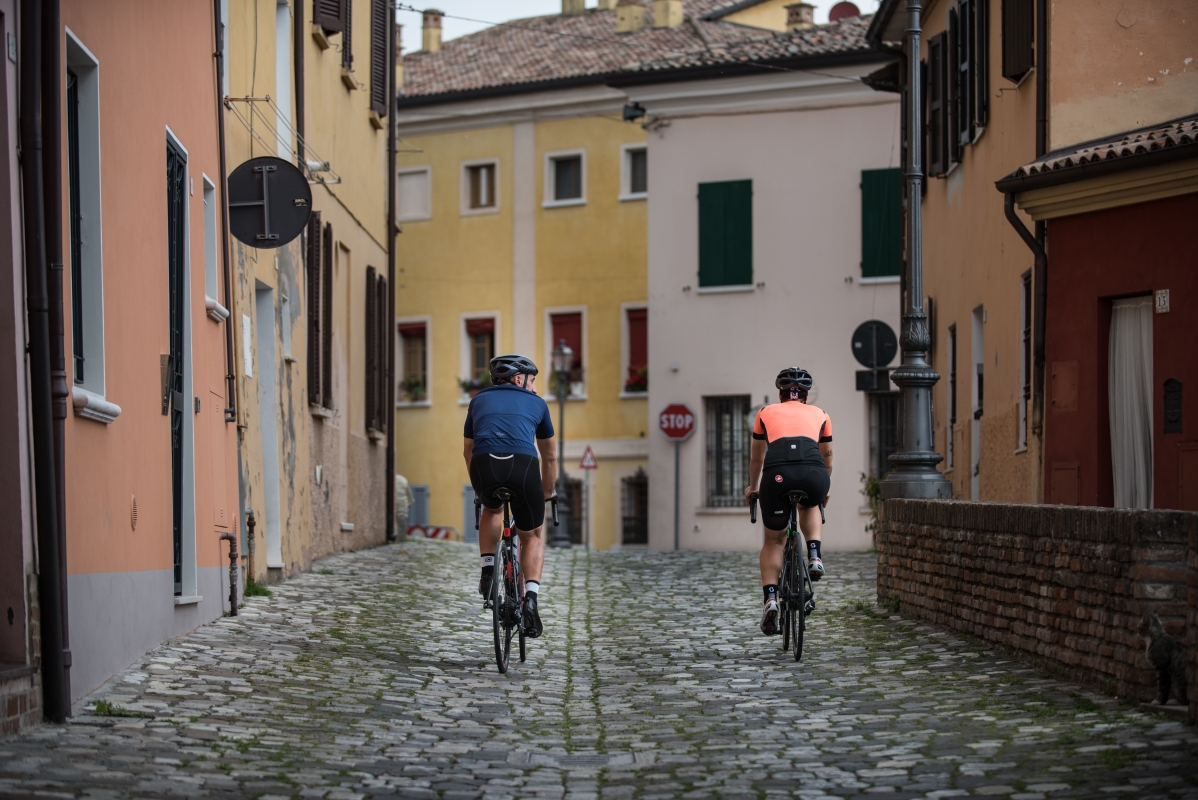 Ciclisti in un borgo - Terrabici