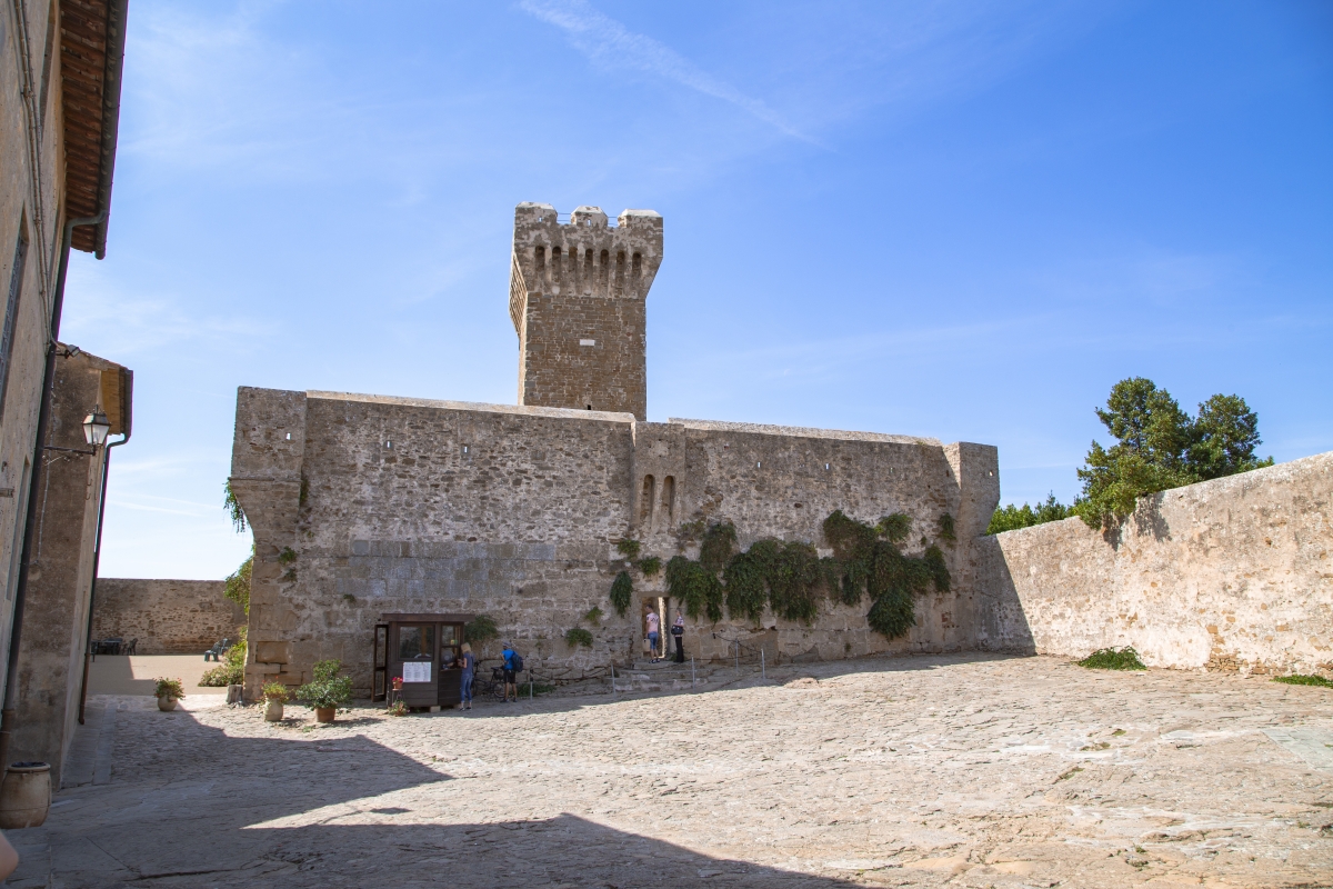 Rocca di Populonia, cortile e torre medievale - Simone Antonazzo / ENIT SpA