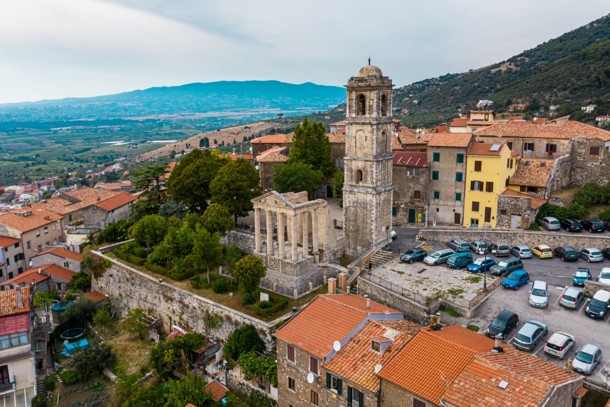 Vista del borgo di Cori con il Tempio di Ercole - ENIT SpA